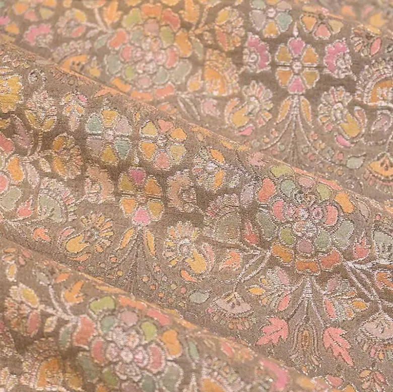 米色班拉西奇尼亞絲編面科，帶有多種顏色的花卉國案和多色花卉編織工藝