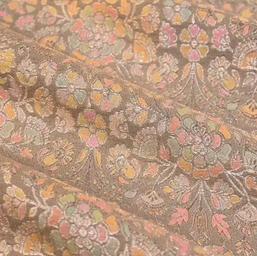 米色班拉西奇尼亞絲編面科，帶有多種顏色的花卉國案和多色花卉編織工藝